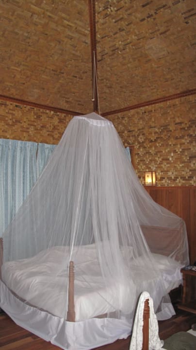 Bett mit Moskitonetz Hotel Golden Island Cottages 1 & 2