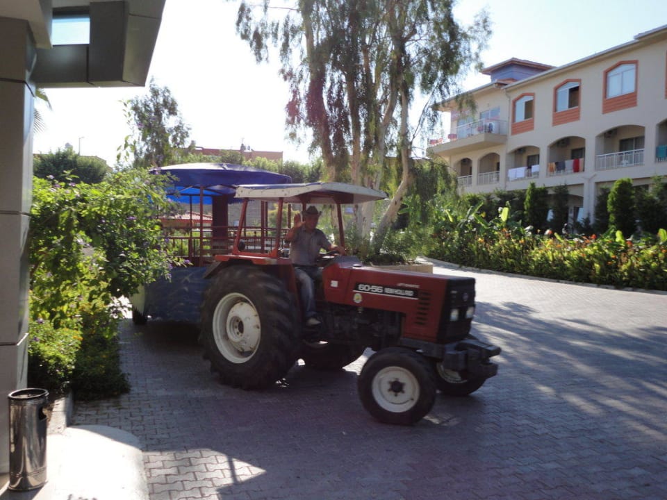 Halil der Traktorfahrer FUN&SUN Smart Hane Sun Hotel