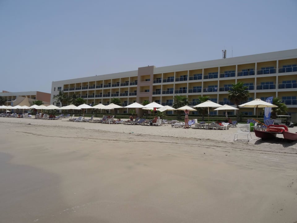 Ganze Hotelfront vom Ozean aus gesehen Radisson Blu Resort Fujairah