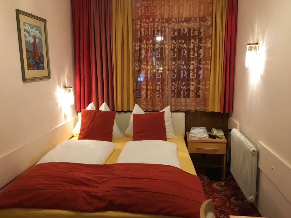 Bett an der Wand Berger's Sporthotel