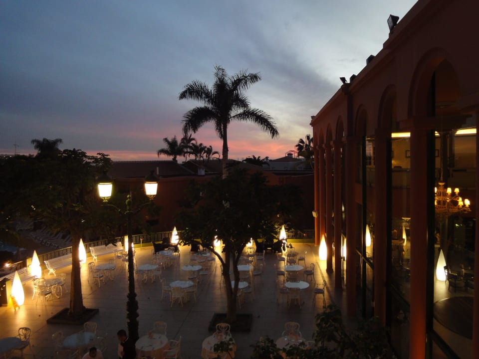 Abenddämmerung über der Restaurantterrasse Adrián Hoteles Colón Guanahaní - Adults only