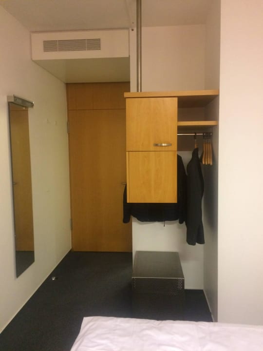 "Kleiderschrank" und Garderobe Stadthotel Münster