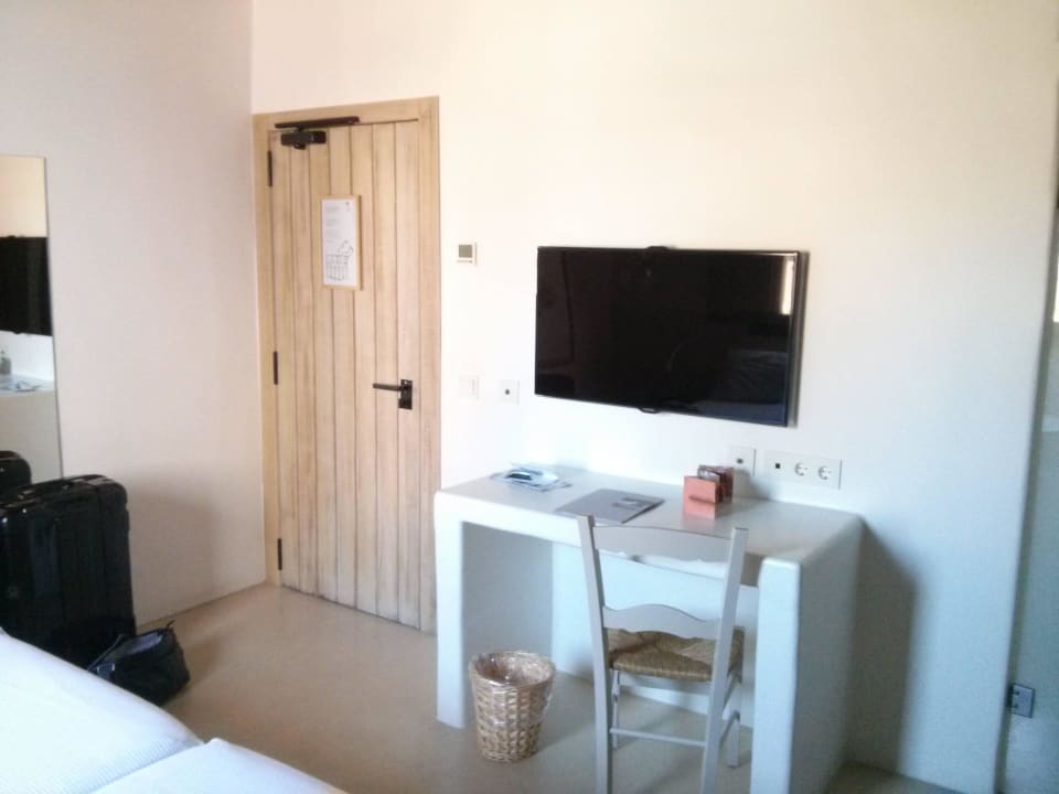 Tisch, Eingang Hotel HM Balanguera