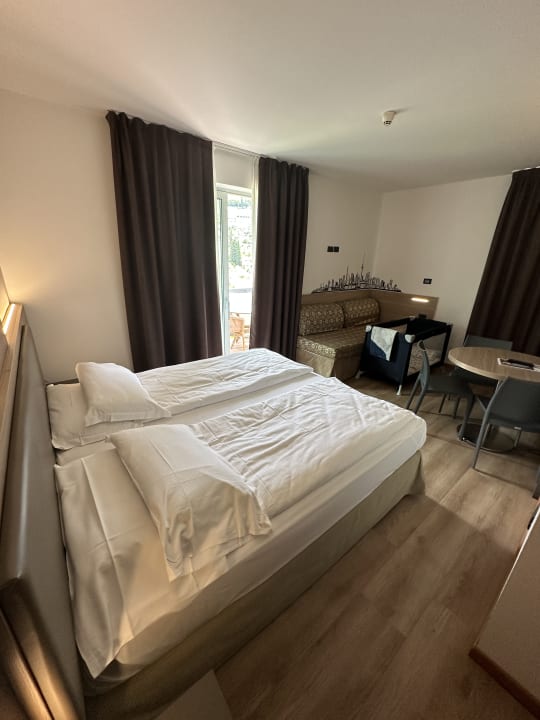 Zimmer Ambassador Suite Hotel