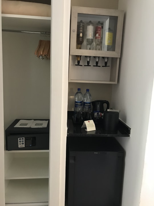 Schrank mit Safe und die Minibar Hotel Riu Cabo Verde