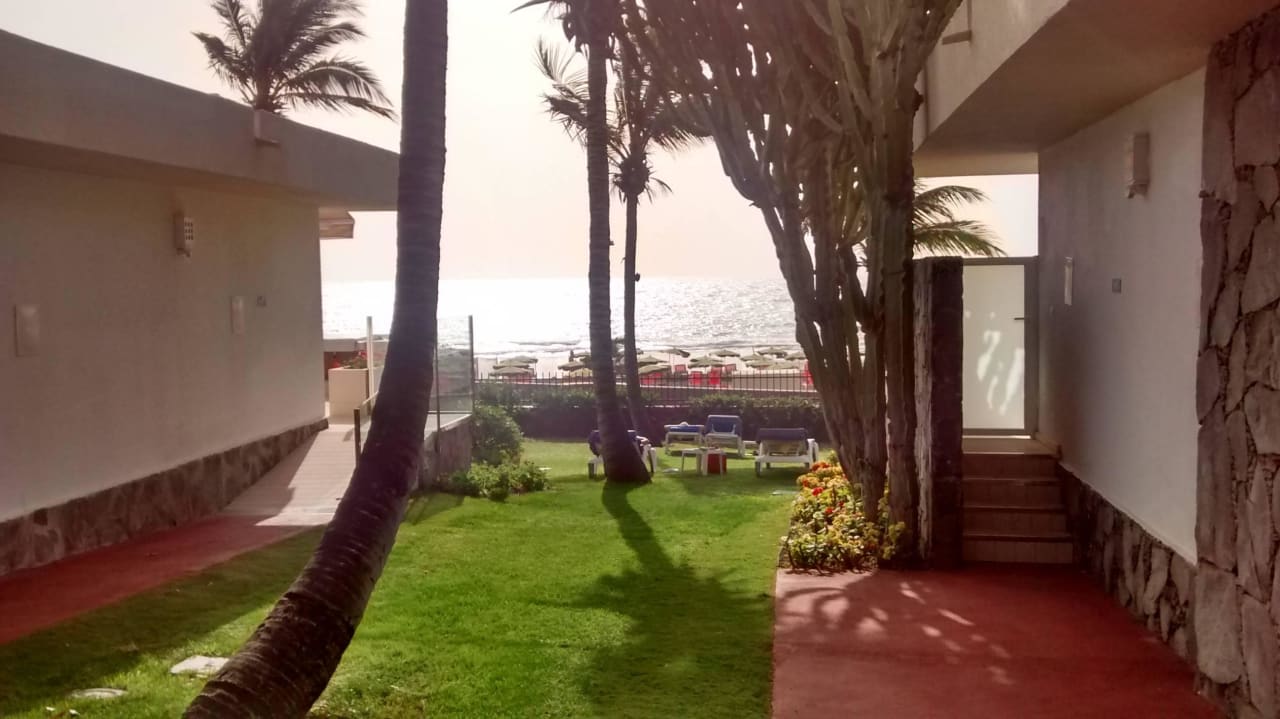 Durchblick zwischen Appartmentvillen Bull Costa Canaria & Spa - Adults only