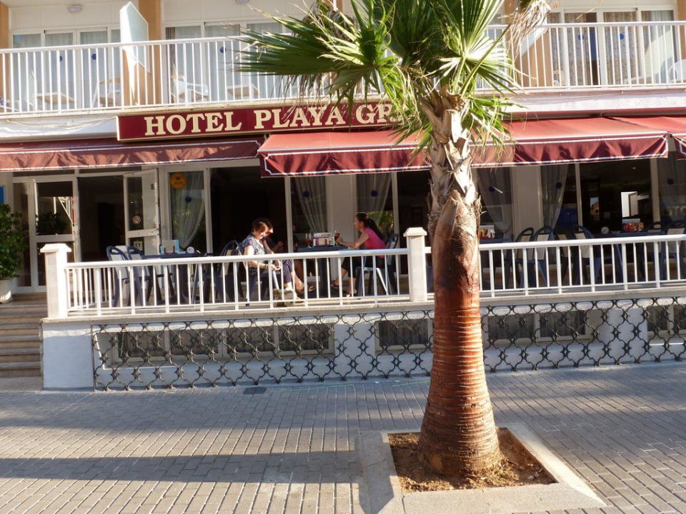 Außenterrasse der Bar und Hoteleingang Cabot Playa Grande - Adults Only