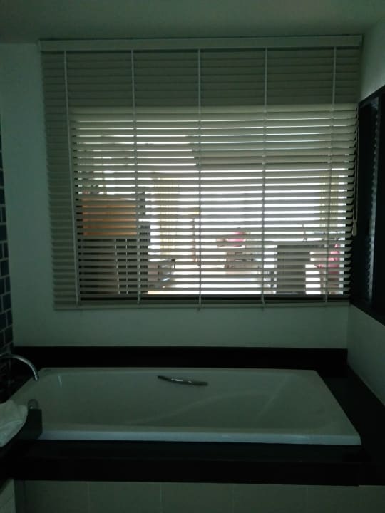 Badewanne mit (variablem) Blick ins Zimmer Khaolak Orchid Beach Resort