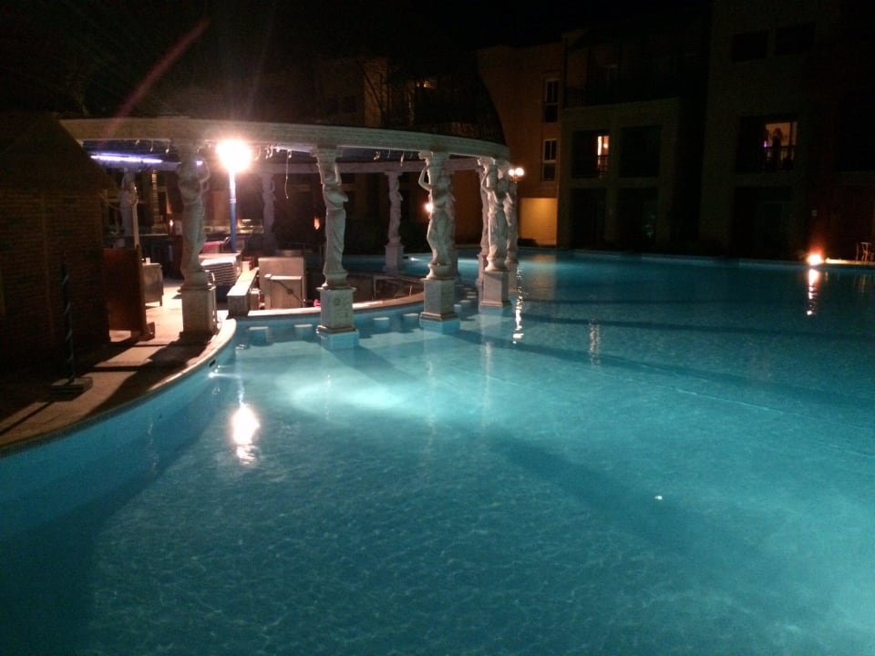 Poolbar bei Nacht Titanic Beach Spa & Aqua Park