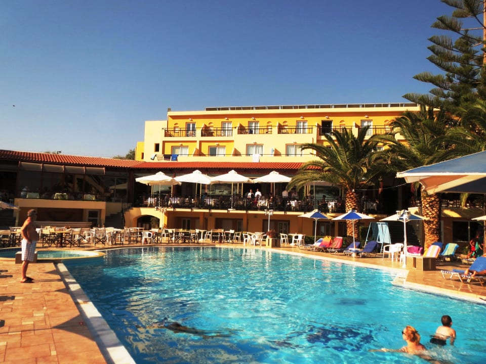 Blick zum Restaurant Vantaris Luxury Beach Resort