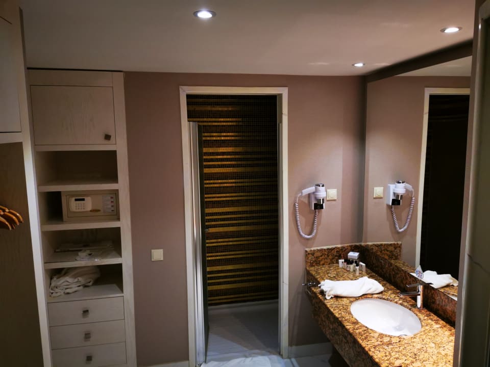 Zimmer Royal Taj Mahal Hotel