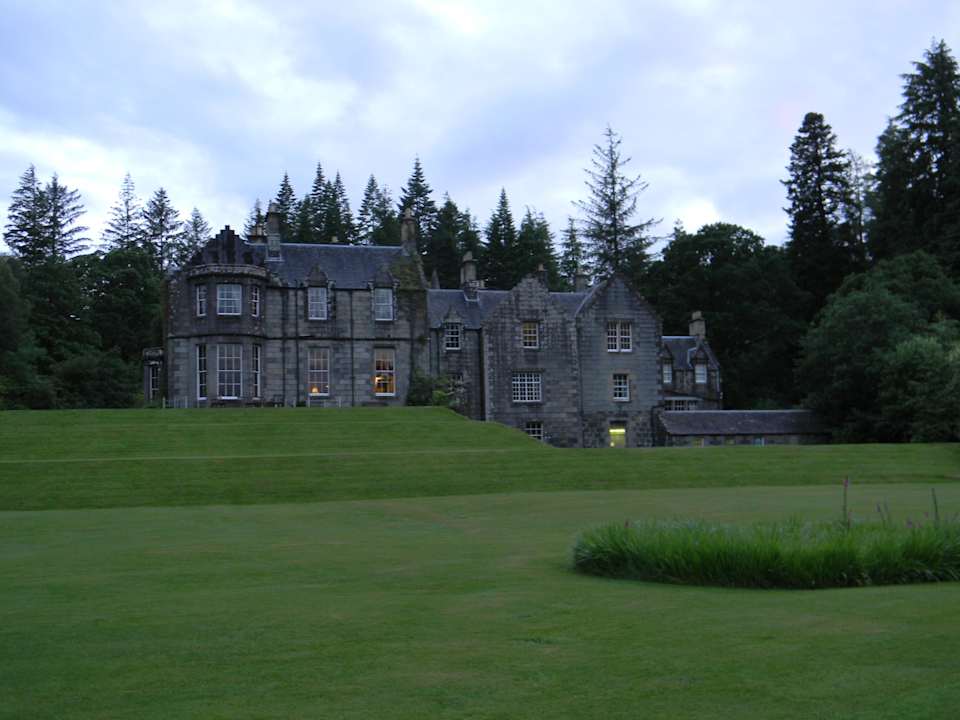 Blick vom See zum Hotel Ardanaiseig Hotel