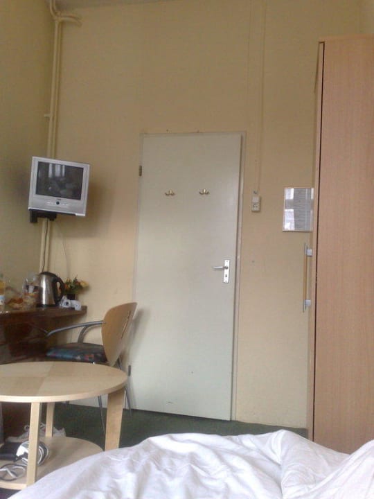 Zimmer von Bett aus fotografiert Hostel Cosmos Amsterdam