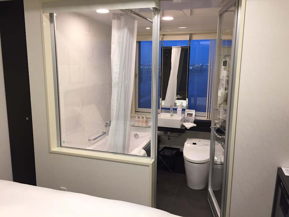 Badezimmer mit airport "view" Royal Park Hotel The Haneda