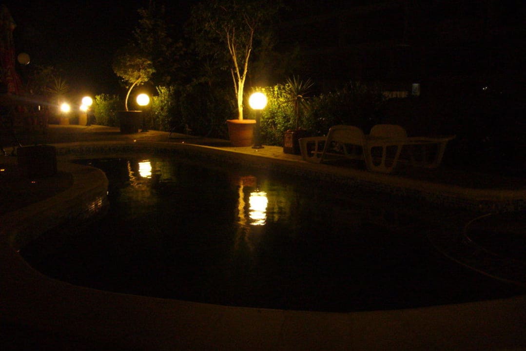 Pool am Abend Hotel Juzhni Noshti