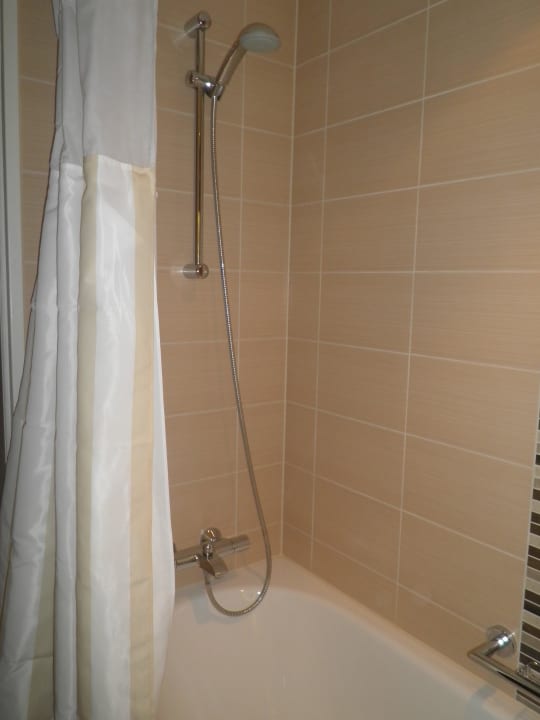 Badewanne mit Dusche Hilton Garden Inn Frankfurt Airport
