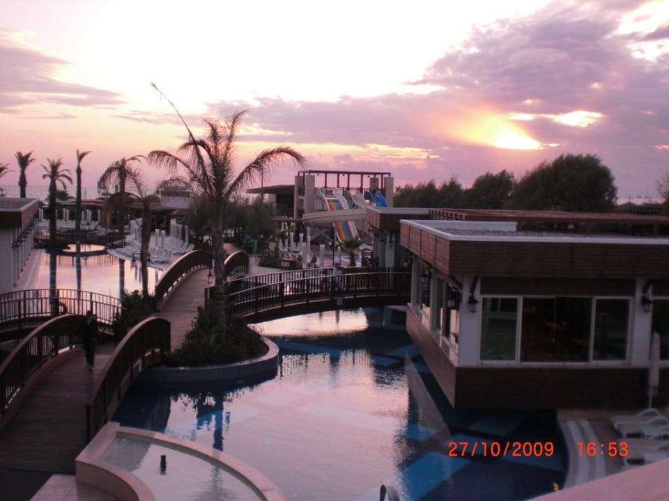 Sonnenuntergang am Hotel Sunis Evren Beach Resort Hotel & Spa
