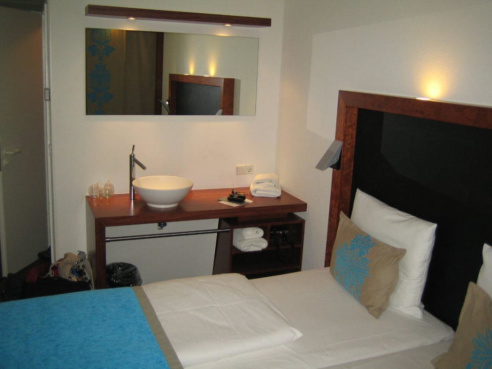 Bett & Waschbecken B&B Hotel Schweinfurt-Süd
