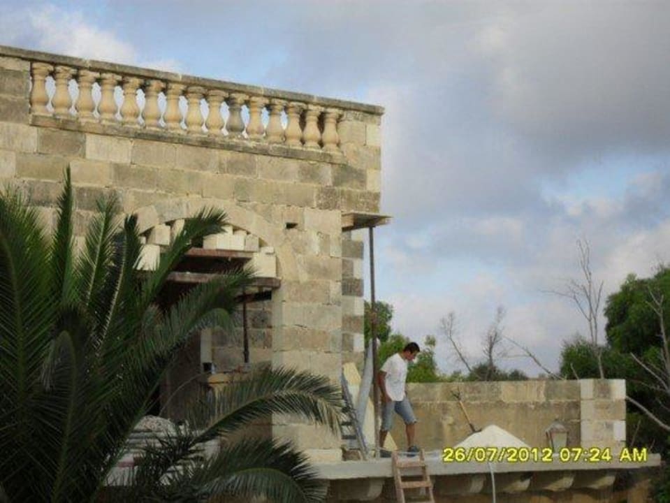 Baulärm im Nachbarhaus von früh bis spät Ferienhäuser Gozo Village