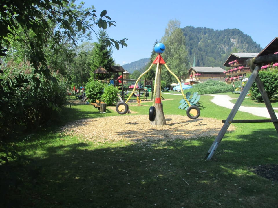 Garten mit Spielgeräten Hotel Bellevue am See