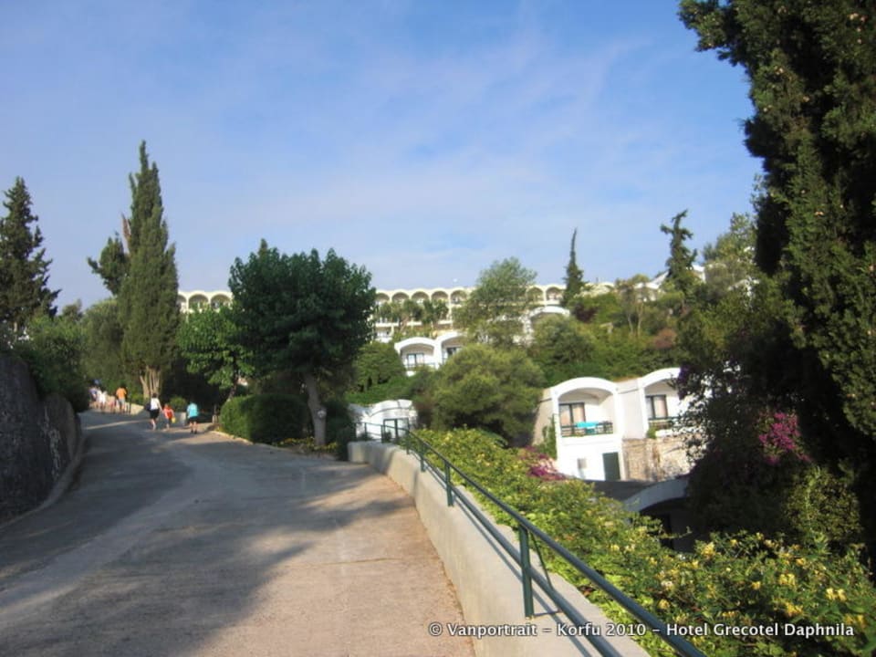Am Weg zum Strand durch die Anlage Grecotel LUXME Daphnila Bay