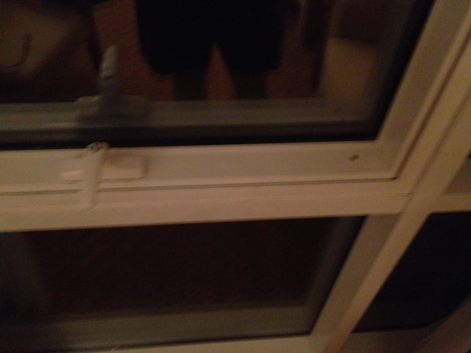 Fenster zugeschraubt Copthorne Airport Hotel