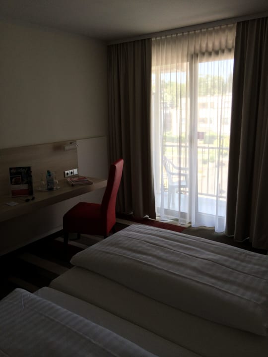 Blick ins Zimmer auf Balkon H+ Hotel Bad Soden
