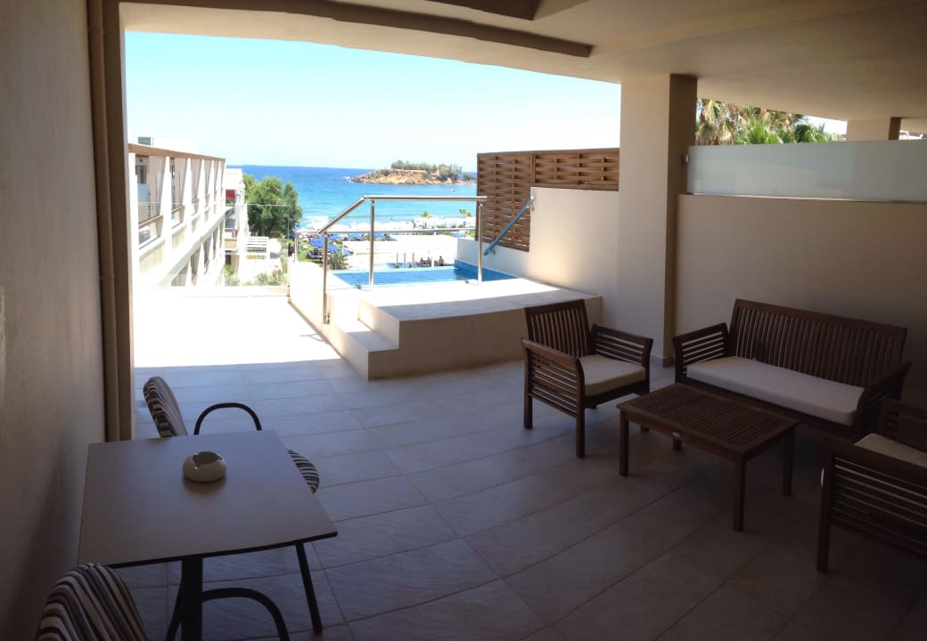 XXL-Balkon mit eigenem Whirlpool Atlantica Kalliston Resort