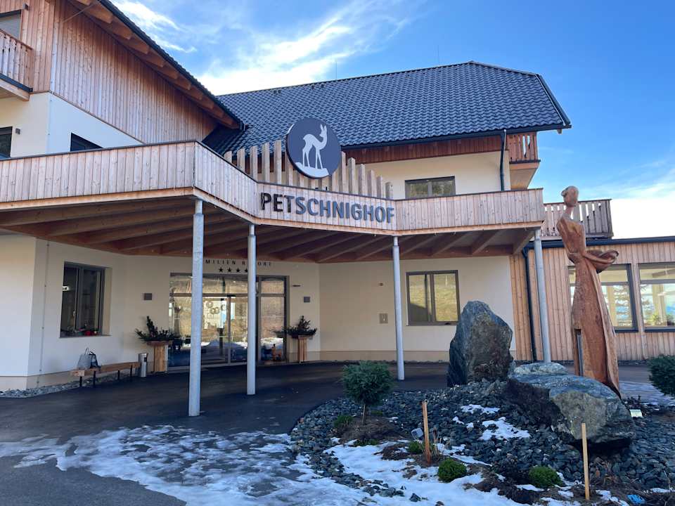 Außenansicht Familien Resort Petschnighof - Familotel Kärnten