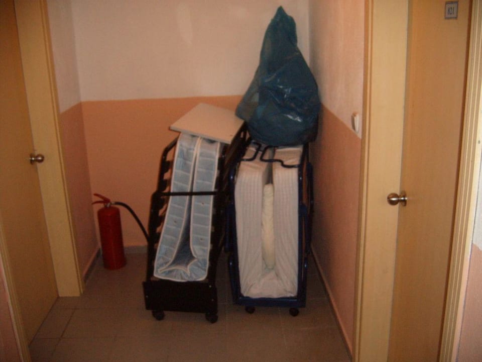 Gerümpel auf dem Flur von Appartements Anex Apartments Hane Annex