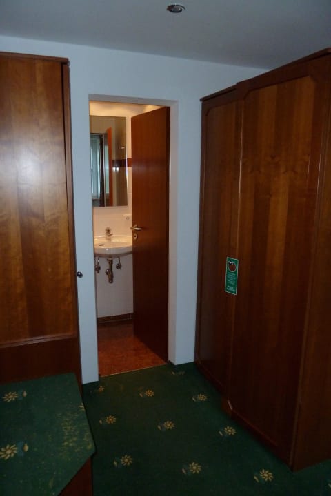 Kleiderschänke und separates WC Hotel Am Badersee