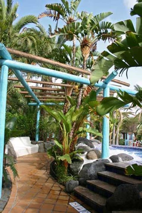 Weg zur Poollandschaft Abora Continental by Lopesan Hotels