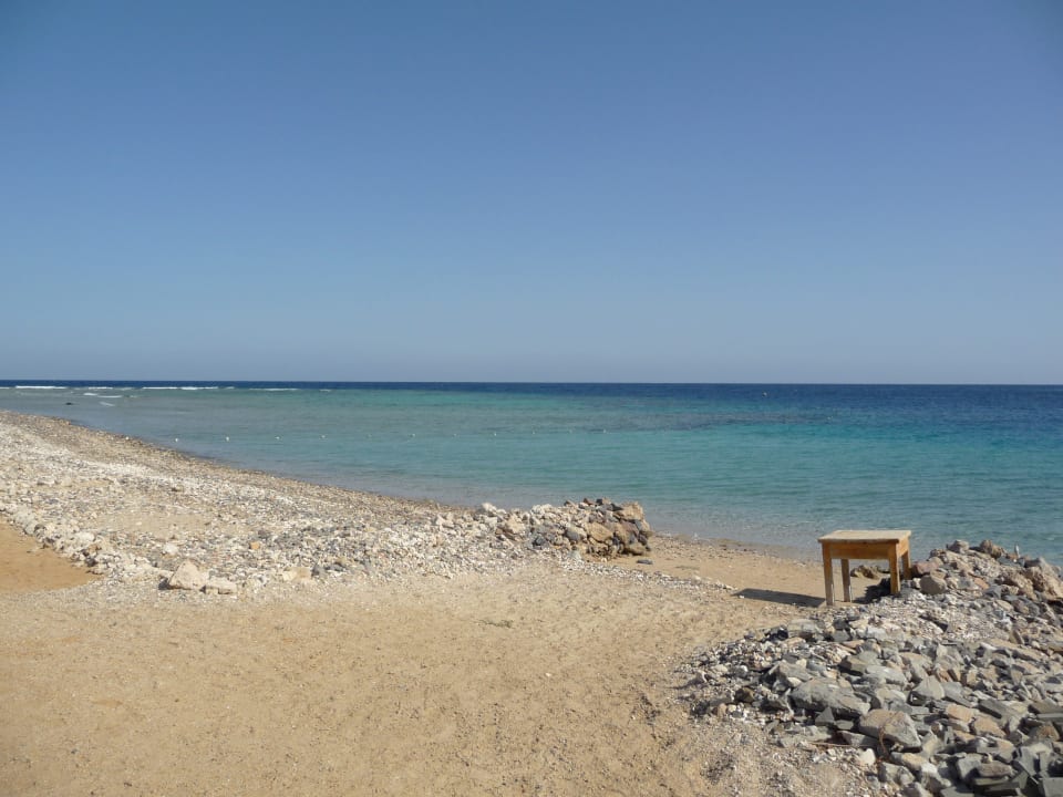 Sicht von der Orca Tauchbasis auf das Hausriff. Coral Sun Beach