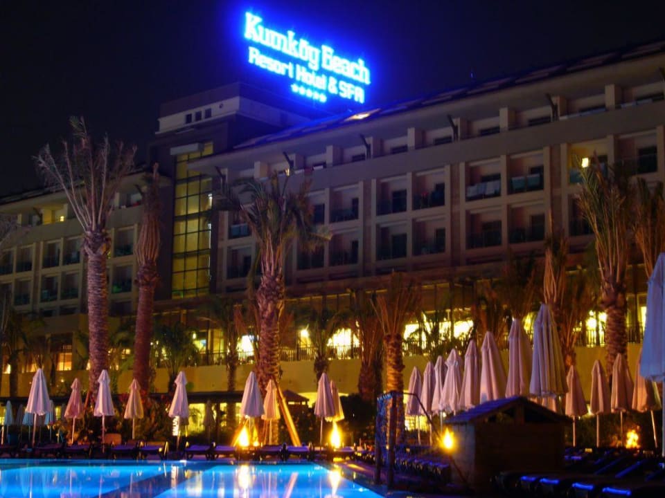 Hotelgebäude 1 am Abend Sunis Kumköy Beach Resort Hotel & Spa
