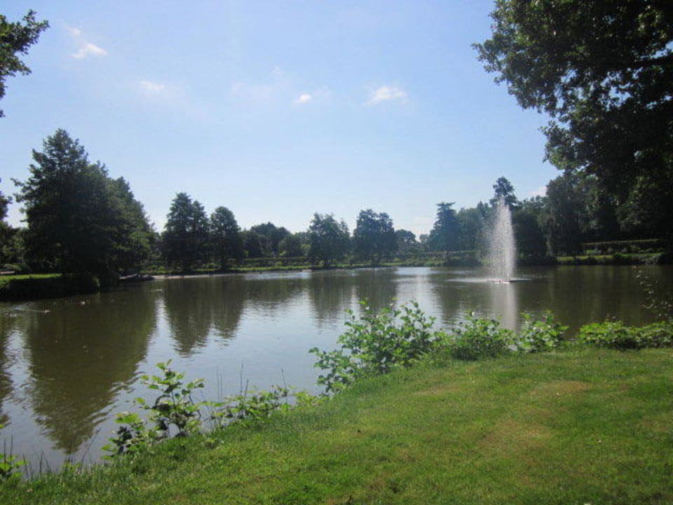 Kleiner See mit Grünanlage am Hotel . Flair Hotel Hubertus