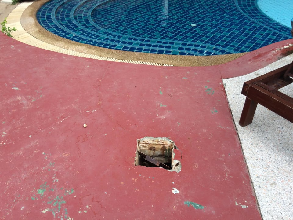 Fehlende Gullydeckel beim Pool Pinnacle Grand Jomtien Resort