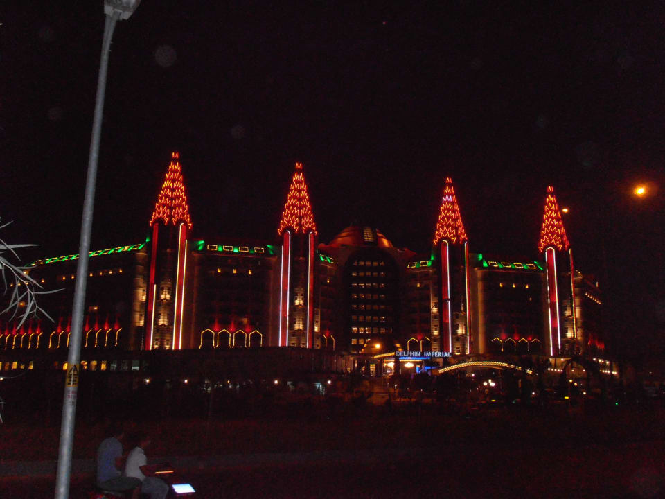 Hotel am Abend beleuchtet Hotel Delphin Imperial