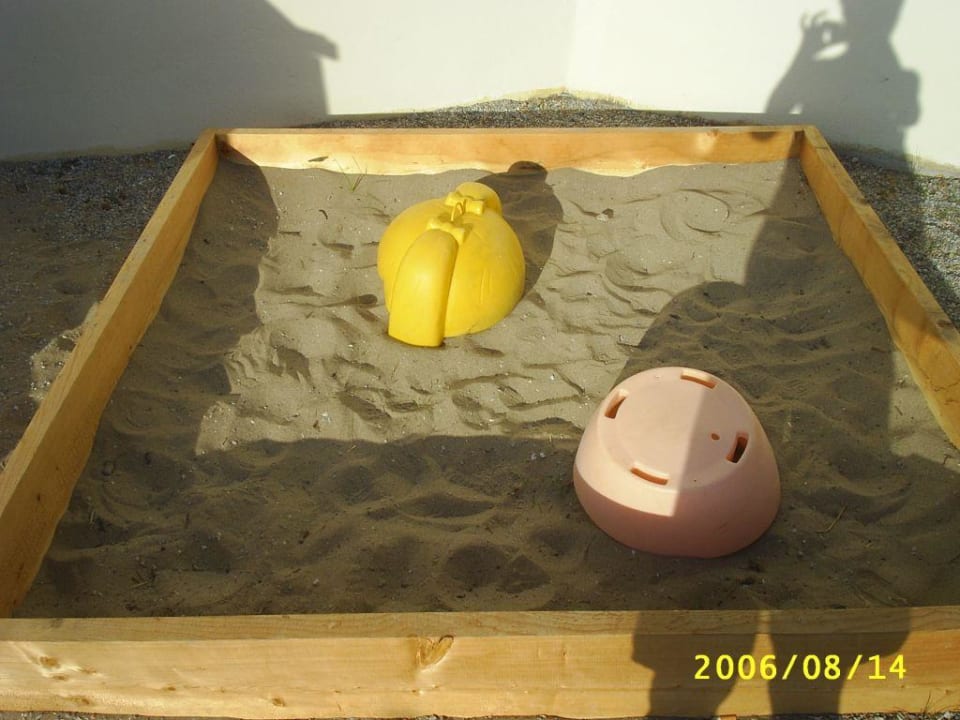 Sogenannte Sandkiste mit Tierkot! HARPIN Georgioupolis Resort Aquapark & SPA