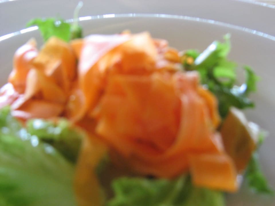 Salat mit Möhrenstreifen mit Mango-Sesam-Dressing Shunyata Villa