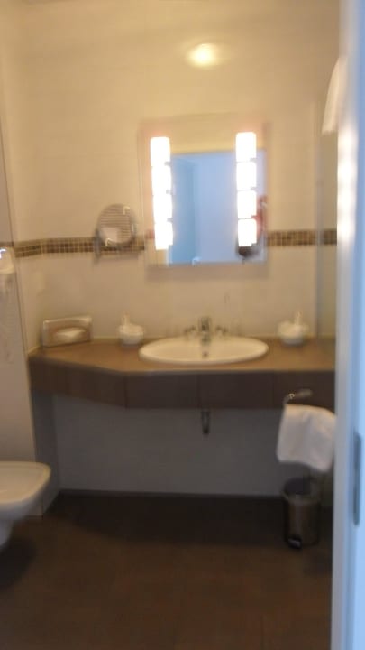 Waschbecken mit viel Ablagefläche Wildpark Hotel