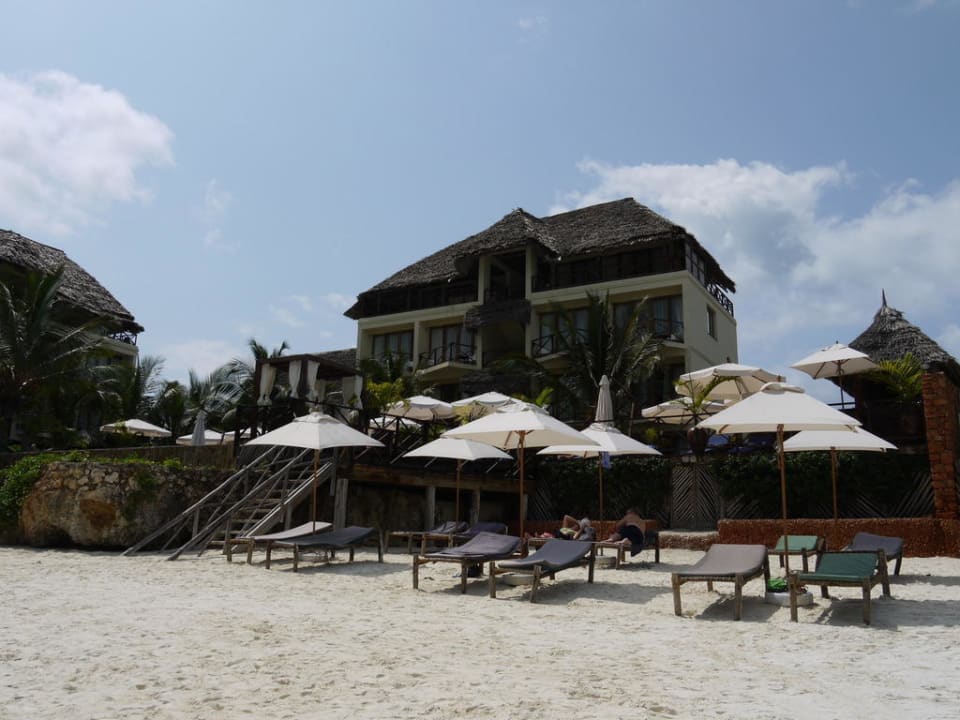 Strandbereich und eines der 3 Hotel-Gebäude Hotel The Z