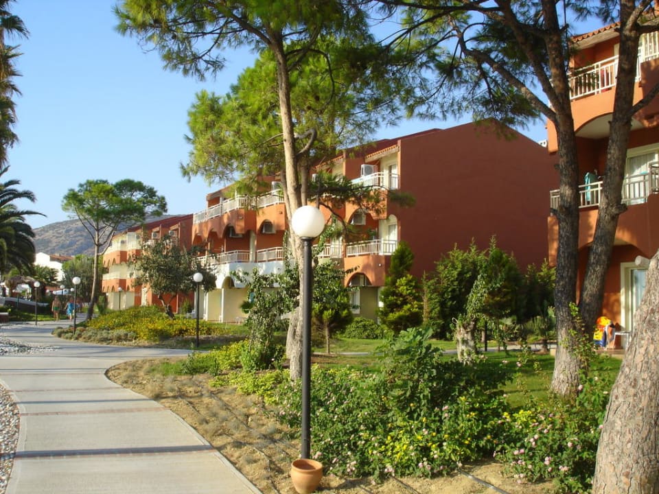 Spazierweg vor den 4000er Gebäuden Ephesia Holiday Beach Club