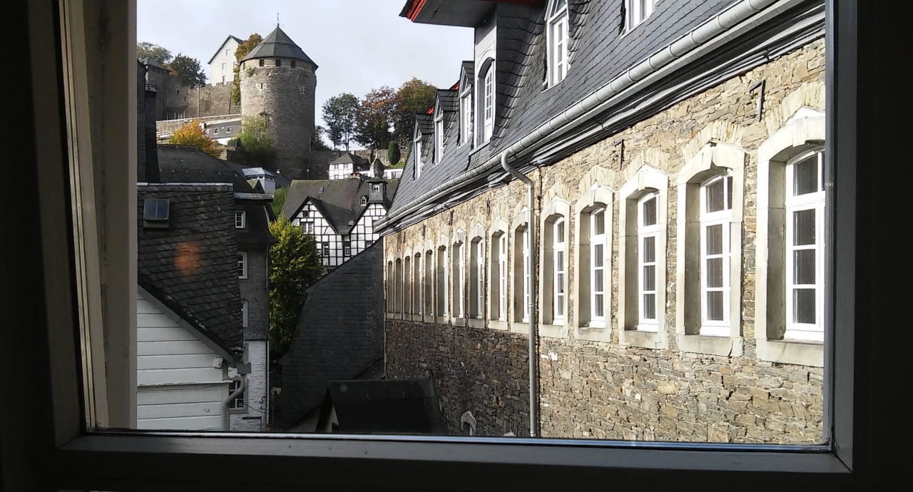 Blick aus unserem Zimmer auf die Burg Hotel Bürgerhaus