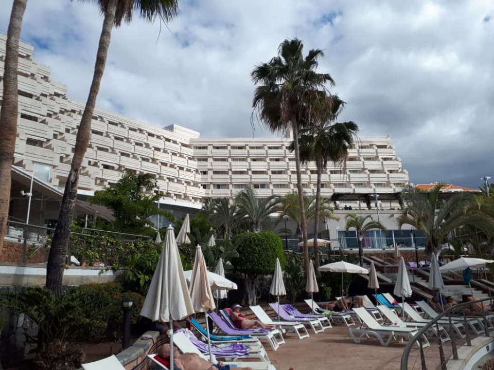 Widok hotelu od strony basenu Landmar Playa La Arena