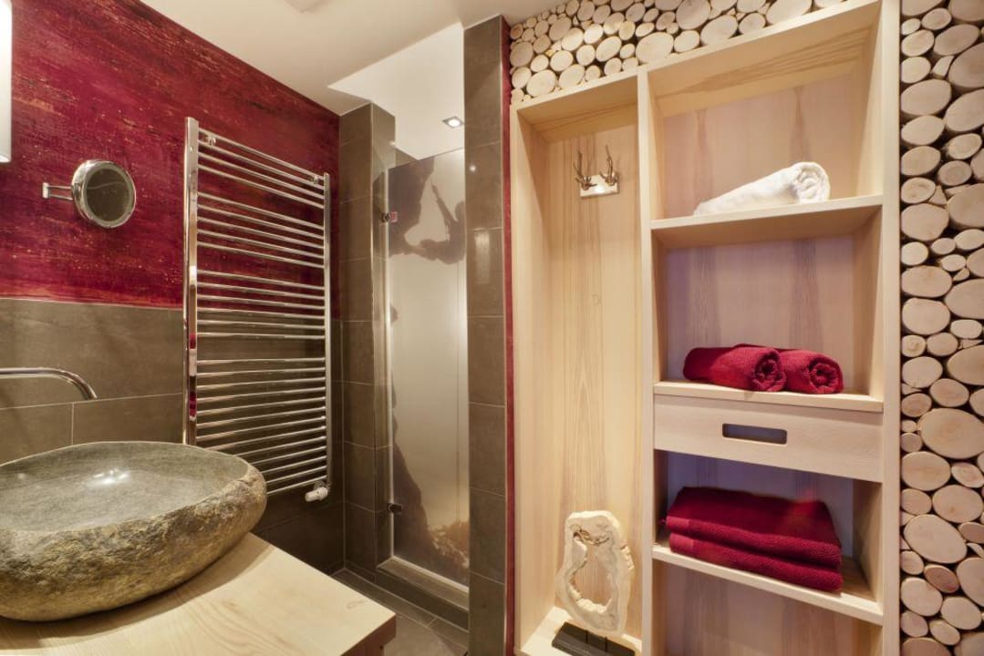 Alpin Chic Superior Zimmer Badbereich Verwöhn- und Wellnesshotel Walserhof