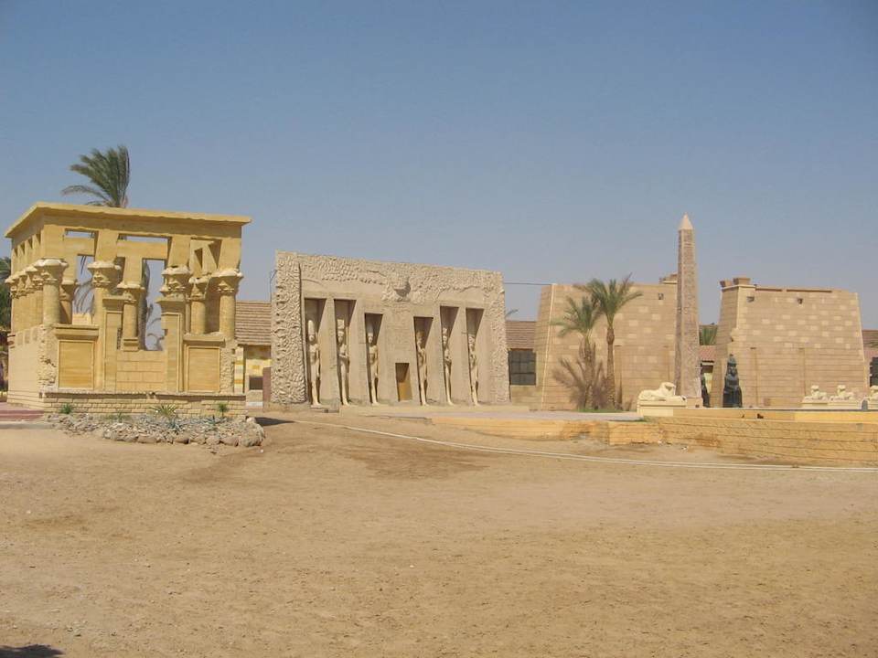 Nachbauten Pickalbatros Alf Leila Wa Leila Resort - Neverland Hurghada