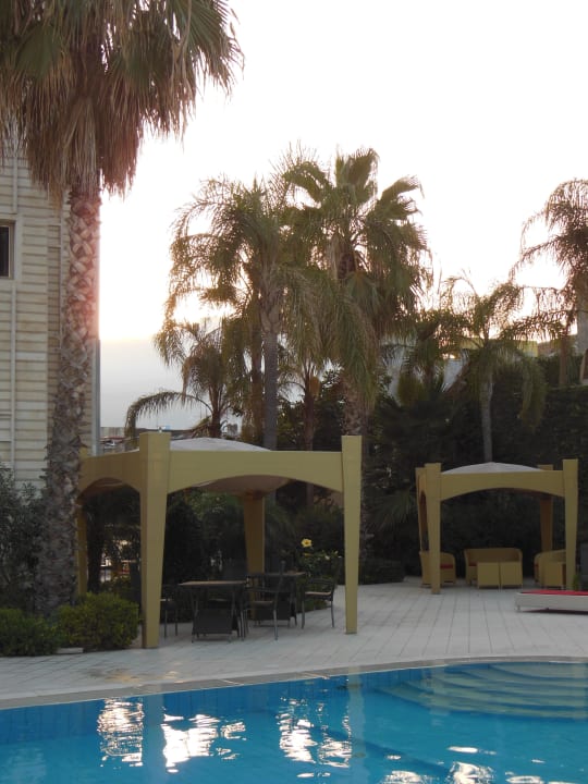 Gartenanlage mit Pool Grand Hotel Yachting Palace