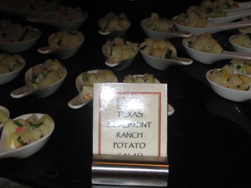 Fingerfood Al Bustan Palace - A Ritz-Carlton Hotel