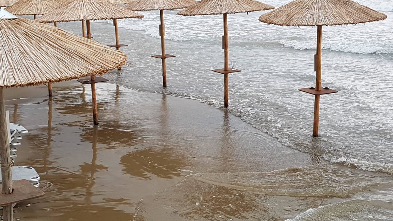 Der tagelang überschwemmte Strand Harmony Boutique Resort