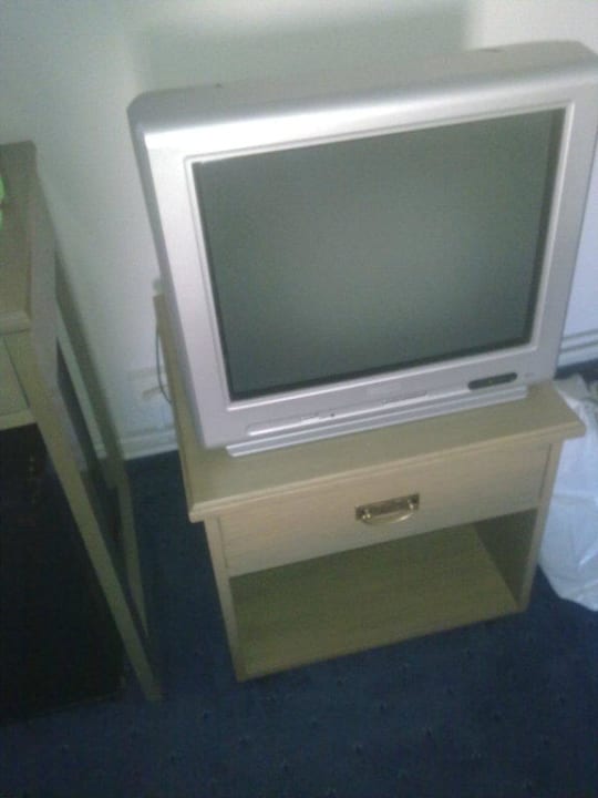 Оборудование номера, телевизор. Hotel Salvador